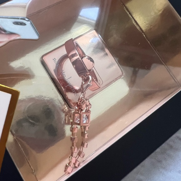 Nanette Lepore smartphone stand ring holder - Picture 2 of 5